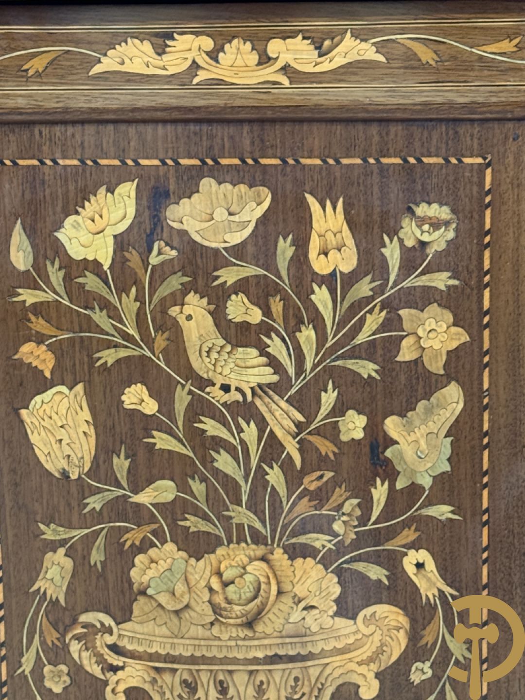 Hollandse vitrine met gemarketteerd bloementafereel, bovenaan met 2 beglaasde deuren en rocaille als kuif - onderaan met 2 gesloten deuren bezet met amforen, vogels en bloemenmarketterie