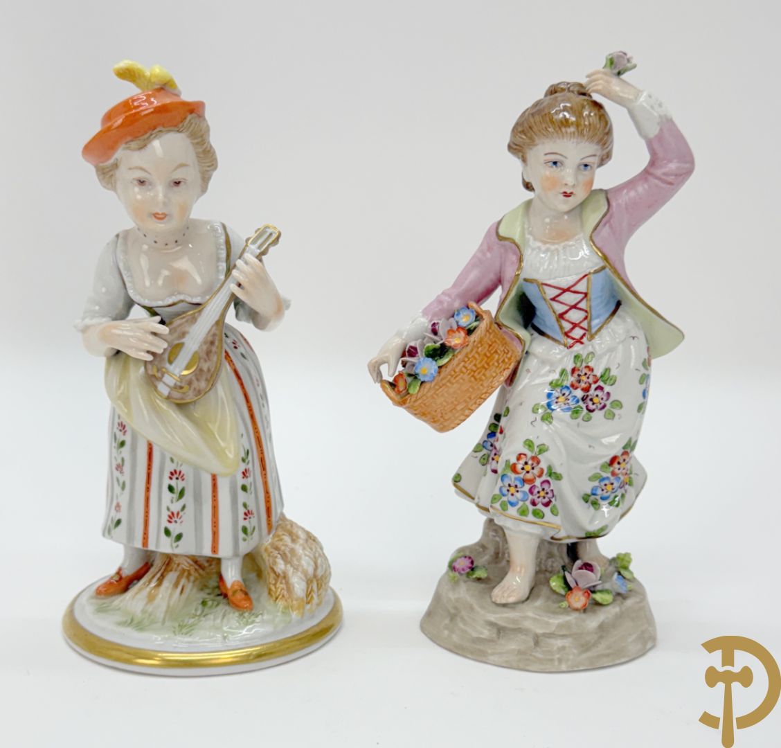 Vijf porseleinen lieftallige figuren, Unterweisbach en Sax + 2 porseleinen consooltjes met rocailles