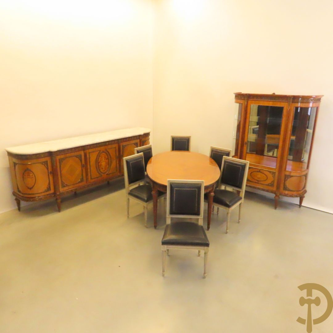 Notelaren eetkamer Louis XVI stijl bestaande uit vijfdeursdressoir met bloemenmarquetterie, bronsbeslag en wit marmeren blad, ovale uittrekbare tafel, 6 stoelen met leder bekleed en gegalbeerde vitrine met geslepen ruitjes