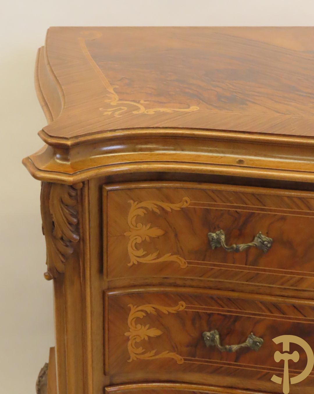 Notelaren vierladen commode met accanthusranken op voluutvormige poten