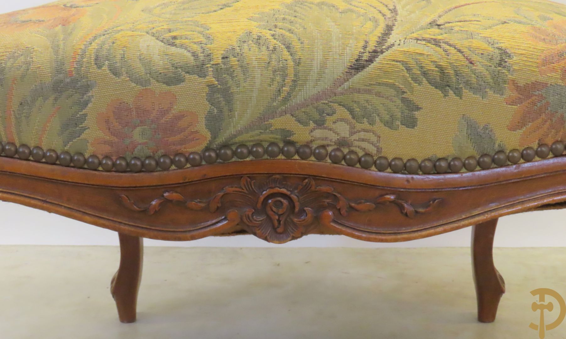 Paar Louis XV armzetels met rocailles, voluutvormige poten en armleuningen