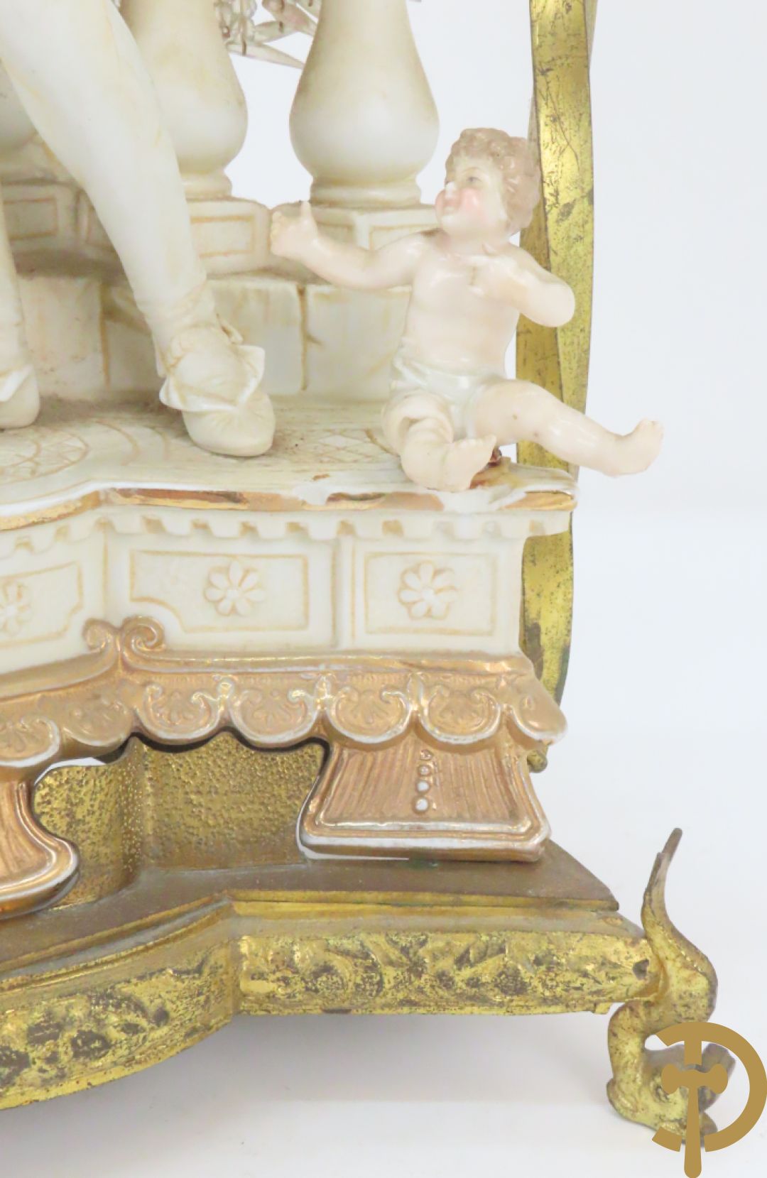 Lieftallig biscuit van romantisch koppel bij amfoor met kleine neergezeten cupido onder koperen baldakijn met kristallen belletjes