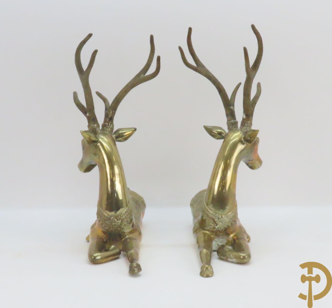 Paar koperen liggende herten