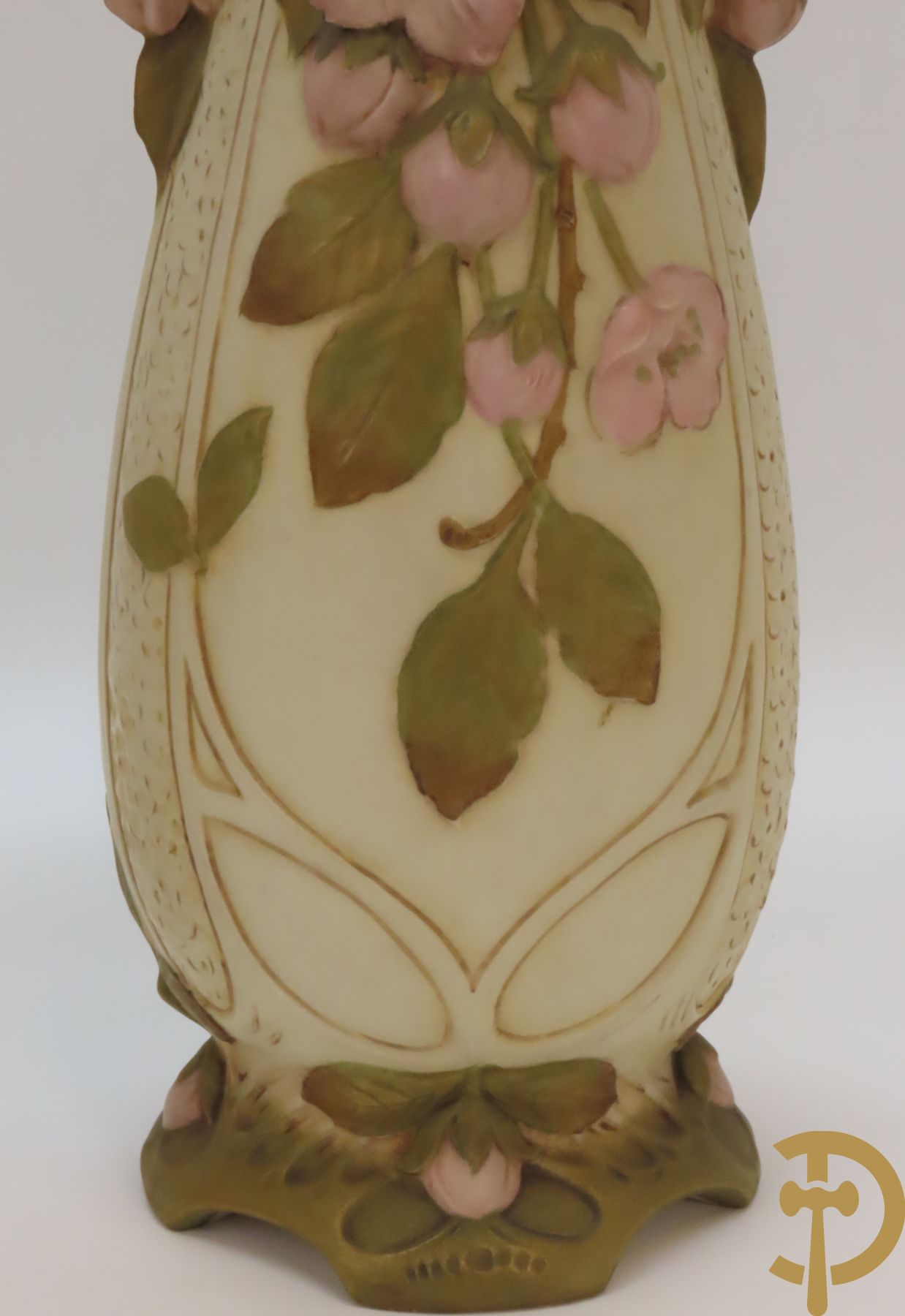 Paar Royal Dux vazen, Art Nouveau stijl, met bloemen bezet, Nummer 5505