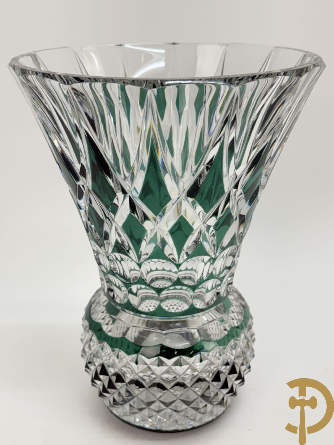 Val Saint Lambert : Groen gekleurde handgeslepen kristallen vaas