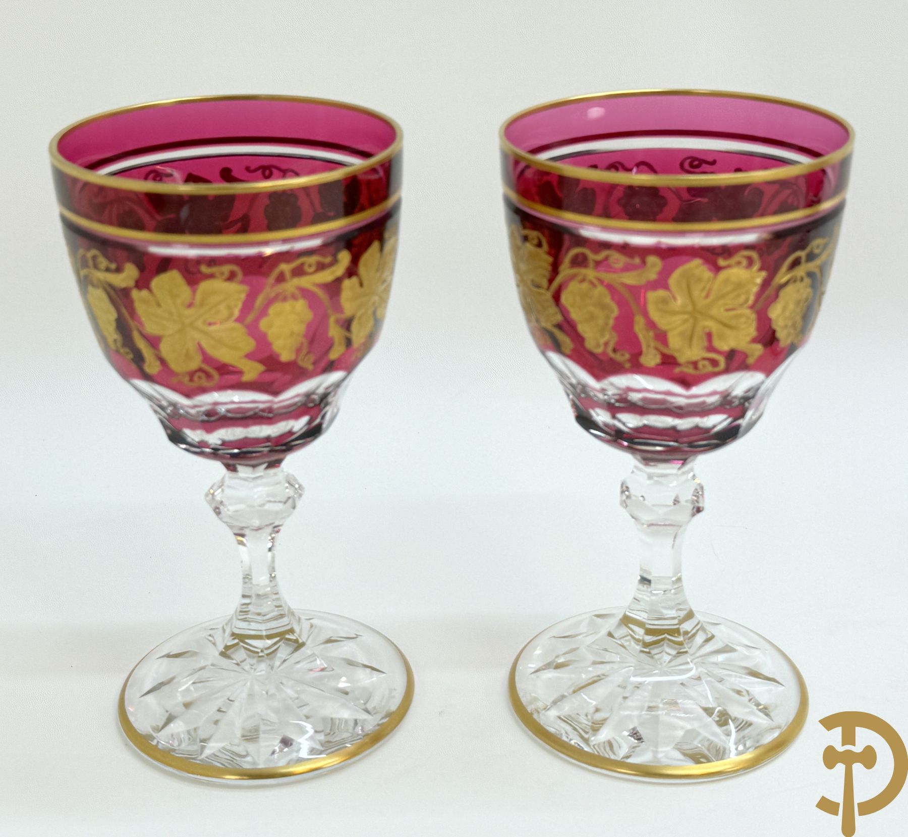 Acht rode handgeslepen Val-Saint-Lambert glazen met verguld decor van accanthusranken en druivenranken