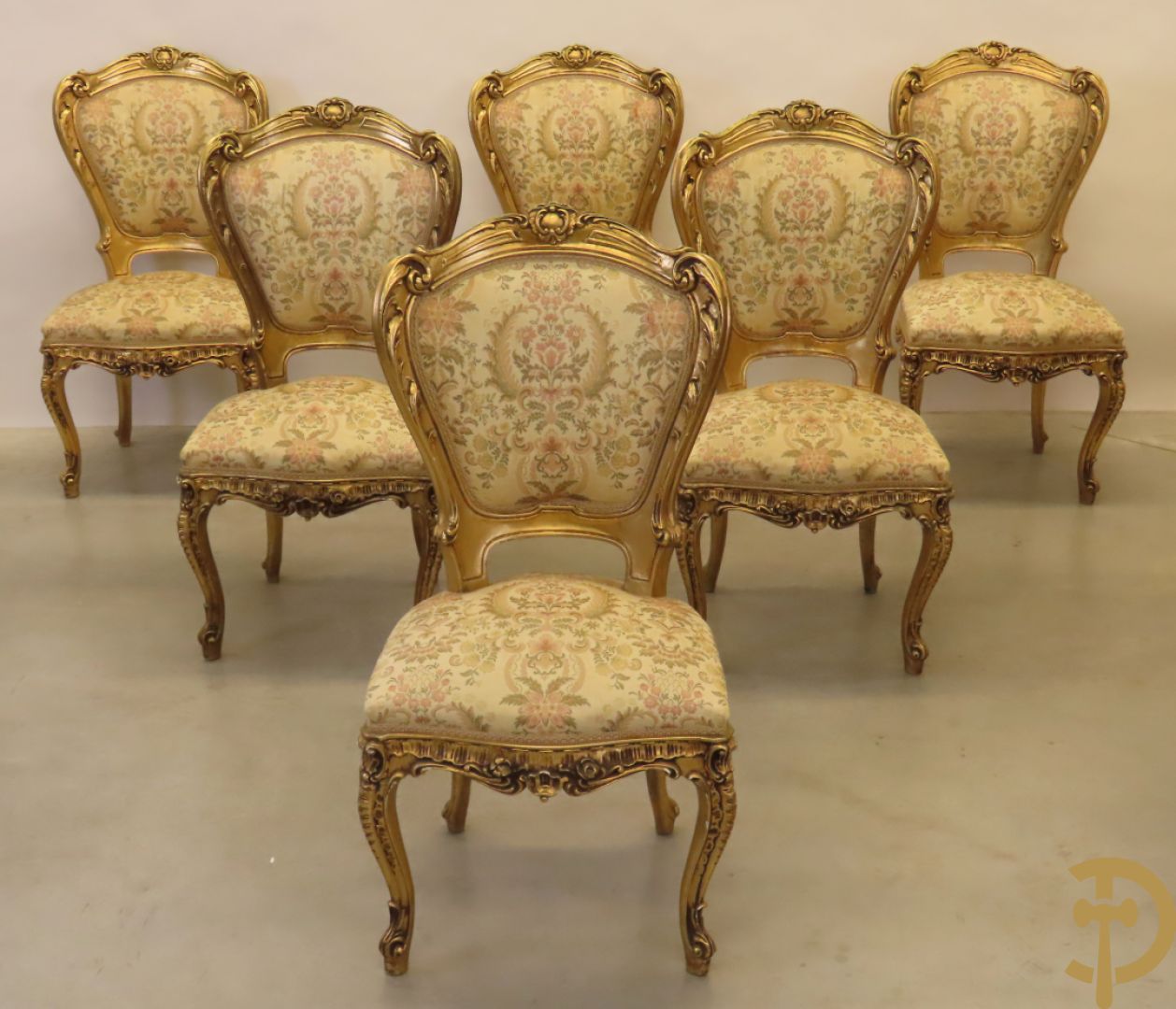 Uitzonderlijke vergulde Louis XV eetkamer bestaande uit vijfdeursdressoir met voluutvormige accanthusranken en rocailles, beschilderd met bloemenmotieven en centraal tafererel met hoornen des overvloeds + bijhorende spiegel vergulde tafel op voluutvormige poten met zes bijhorende stoelen + vitrine met accanthusranken en centrale deur, op voluutvormige poten