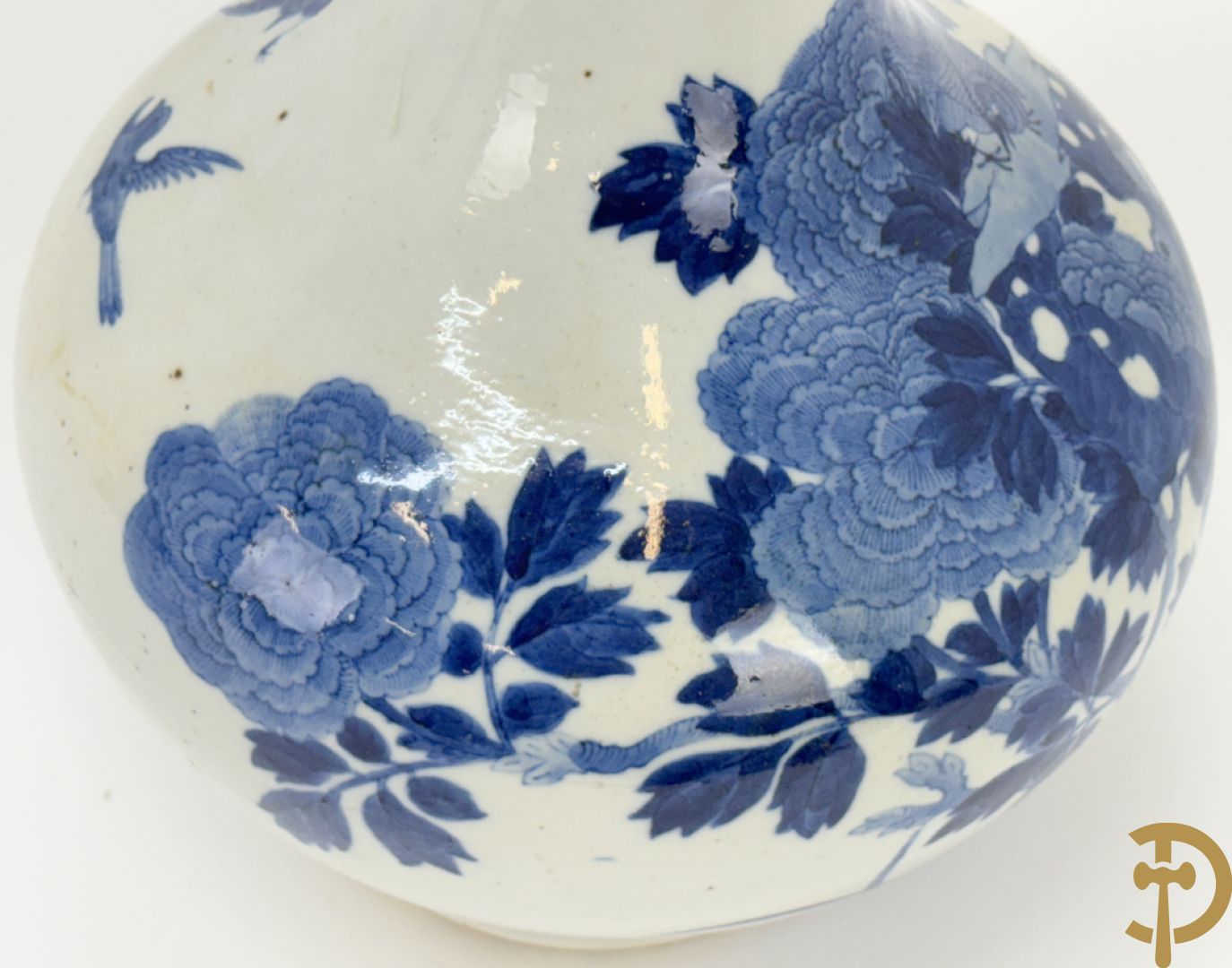 Chinese blauw/witte porseleinen kalebasvormige vaas met bloemen- en vogeldecor, onderaan gemerkt