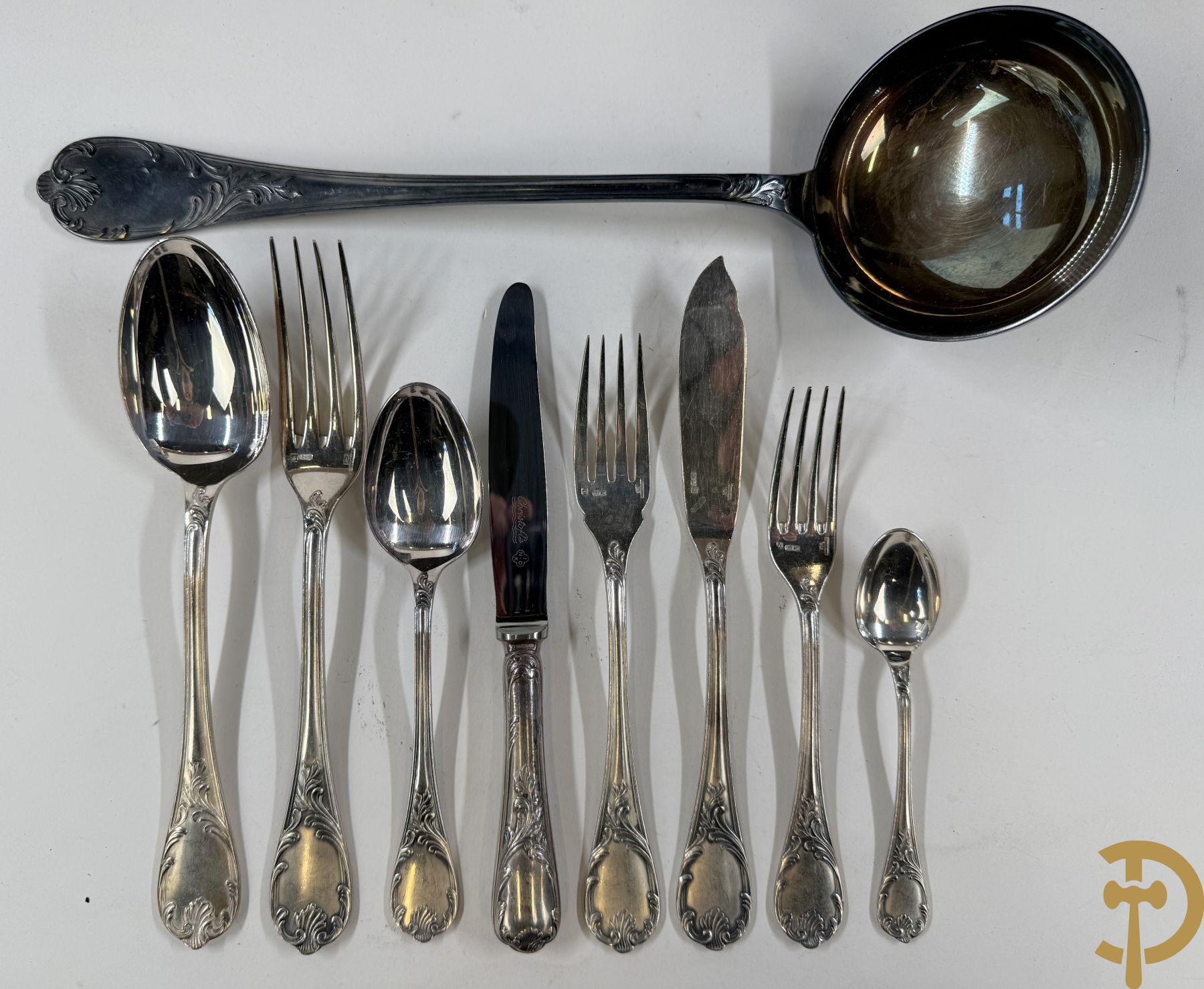 Verzilverd bestek Christoffle, model Marly bestaande uit 12 messen, 12 vorken, 12 lepels, 12 dessertvorken en 12 dessertlepels, 6 visvorken en 6 vismessen, 9 koffielepels en pollepel in schrijn