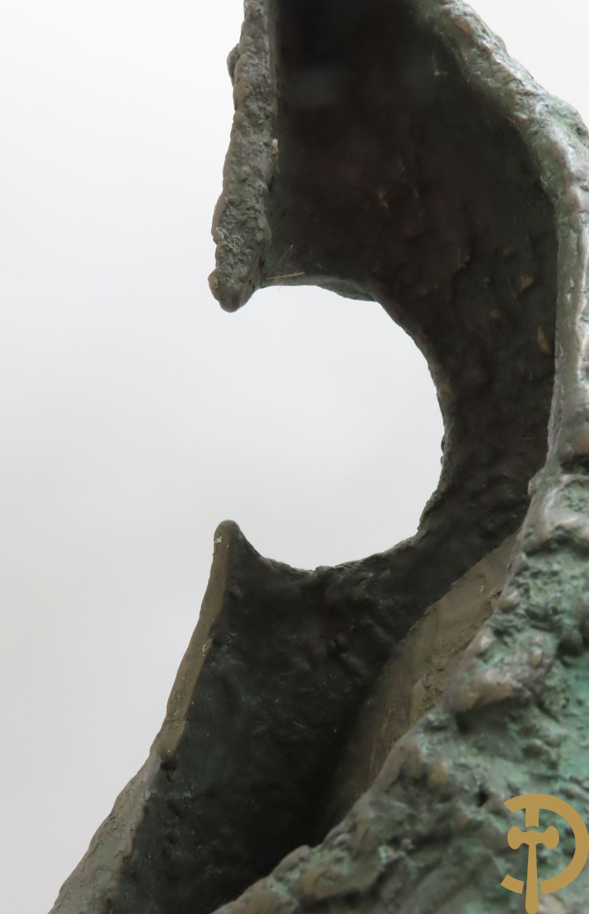 LAMPENS Mark getekend op arduinene sokkel - Kegelvormige bronssculptuur met grillig rolwerk