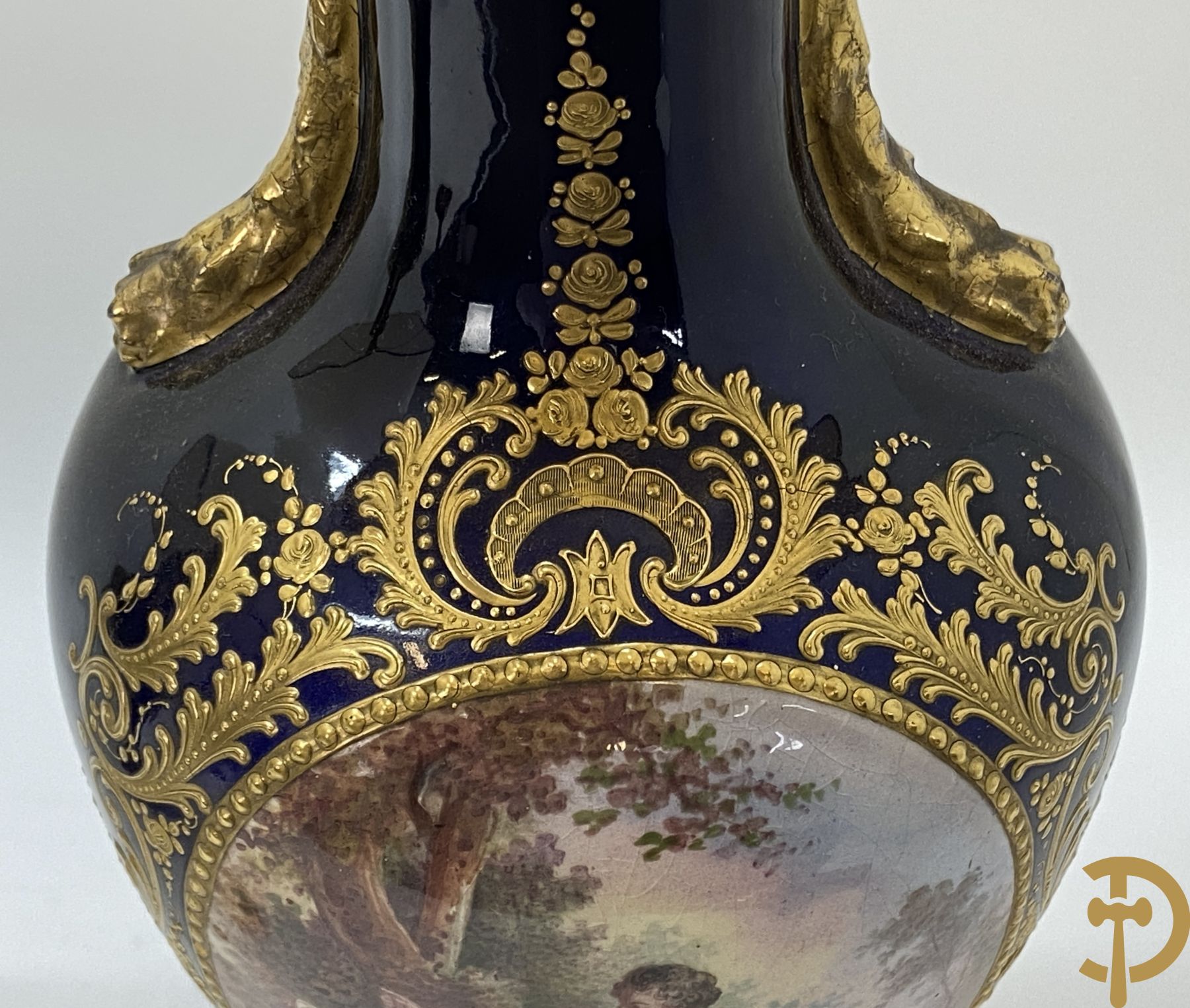 Paar kobaltblauwe porseleinen vazen met dubbel motief als lampadaire