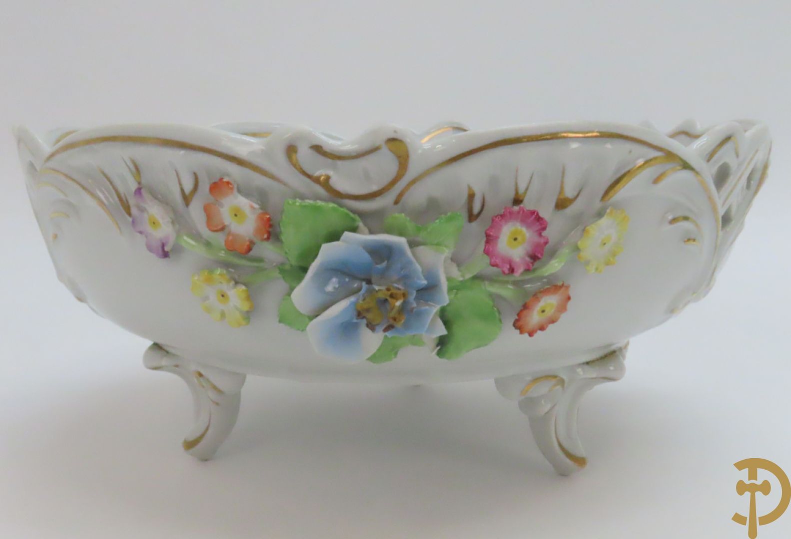 Driearmige porseleinen kandelaar met bloemenmotieven, onderaan gemerkt Plaue + porseleinen coupe Plaue + Limoges schenkkan met bloemendecor