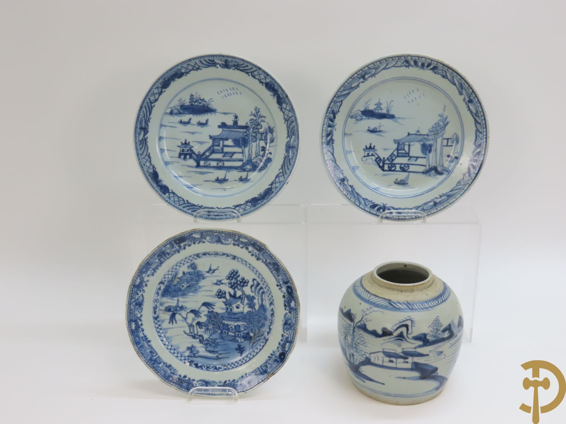 Drie Chinese blauw/wit porseleinen bordjes met landschapsdecor + Chinese porseleinen potiche met landschapsdecor