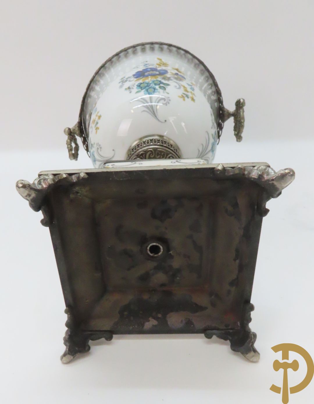 Twee porseleinen Stijl Sèvres cassolettes + dekselpotiche met bloemendecor + vijfarmige kandelaar Sèvres stijl, ACF