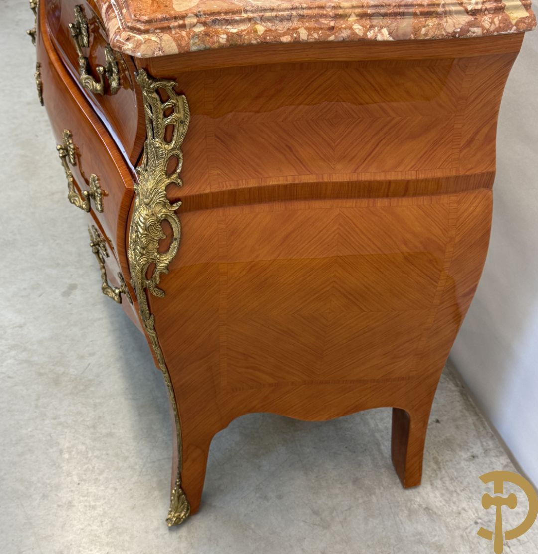 Gegalbeerde notelaren vierladencommode bezet met bronsbeslag en marmeren blad