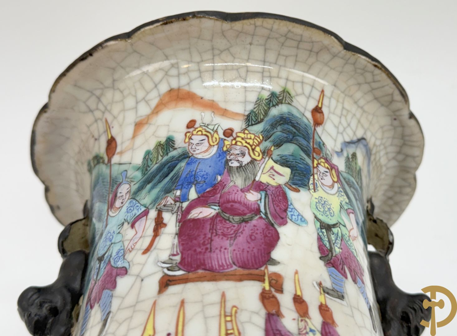 Paar Nankin vazen met dansende figuren en krijgertaferelen op houten sokkels