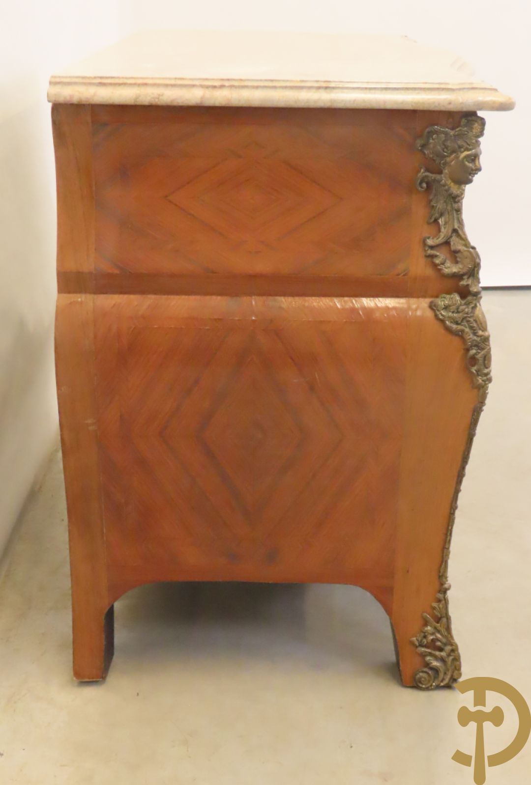 Notelaren gebombeerde drieladencommode met bronsbeslag en mazarinkoppen opzij - bovenaan met marmeren blad