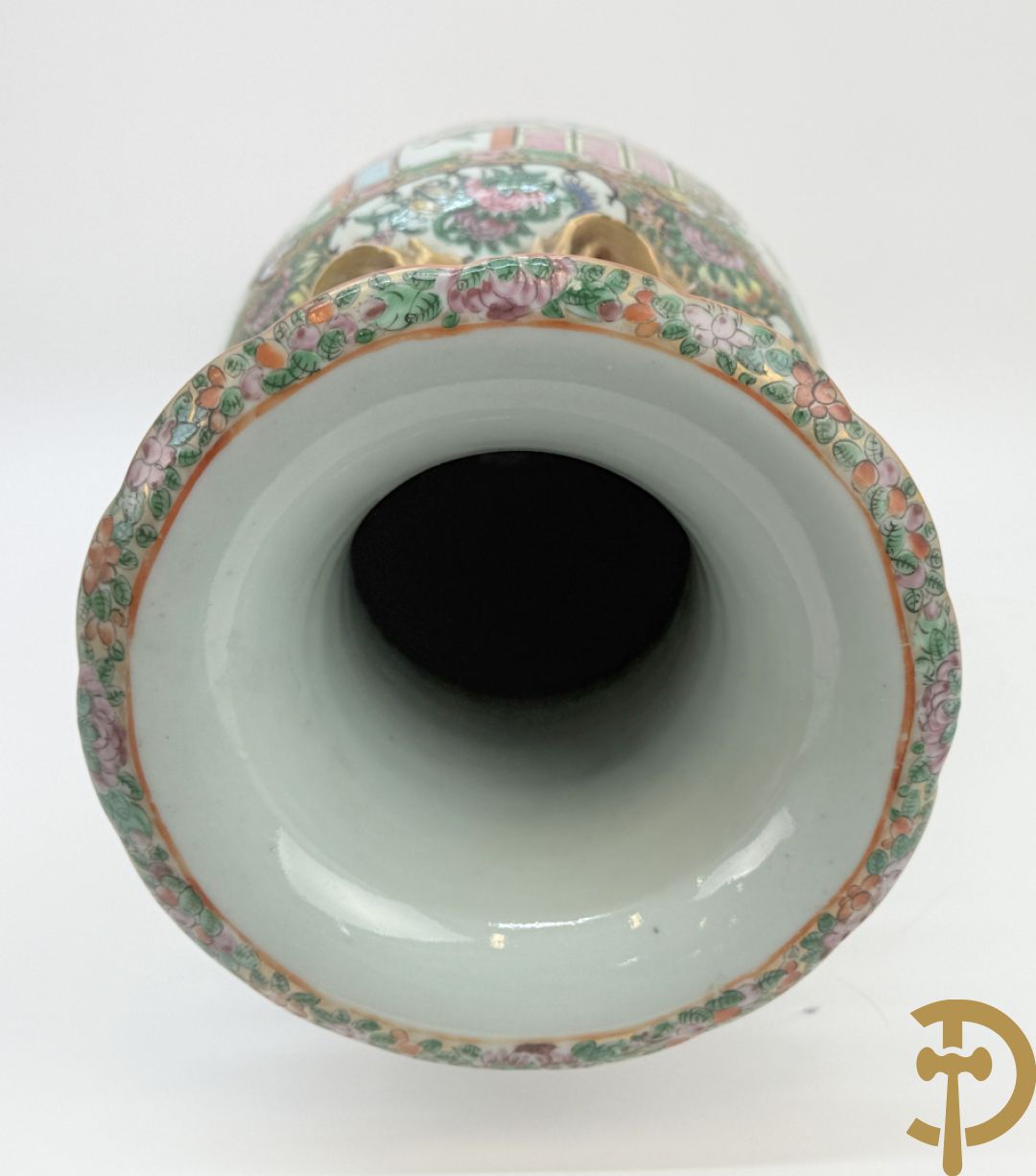 Chinese porseleinen Kanton vaas met geanimeerde taferelen