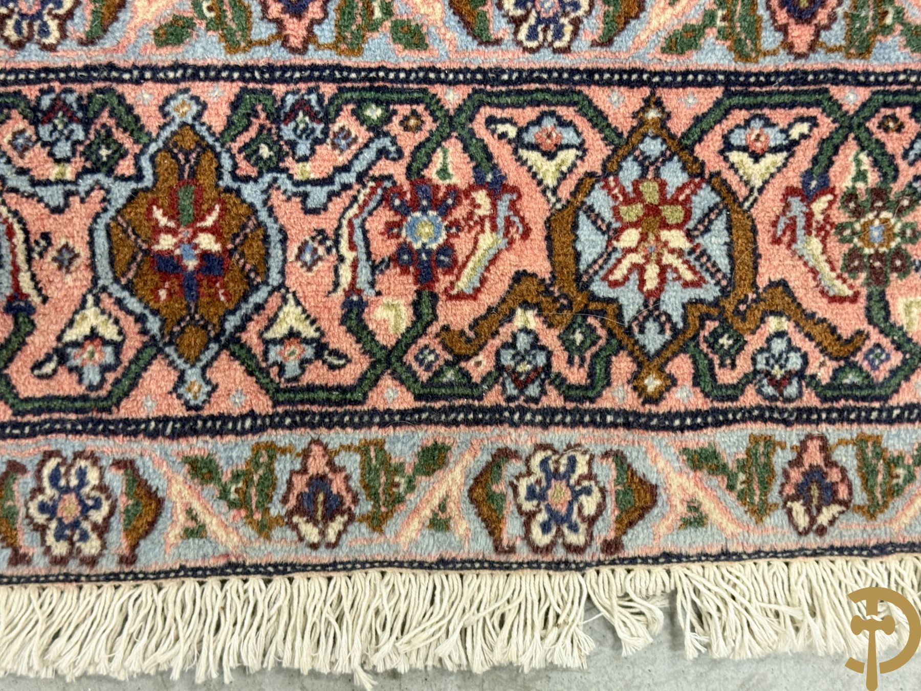 Oosters handgeknoopt tapijt met centraal trapeziumvormig decor