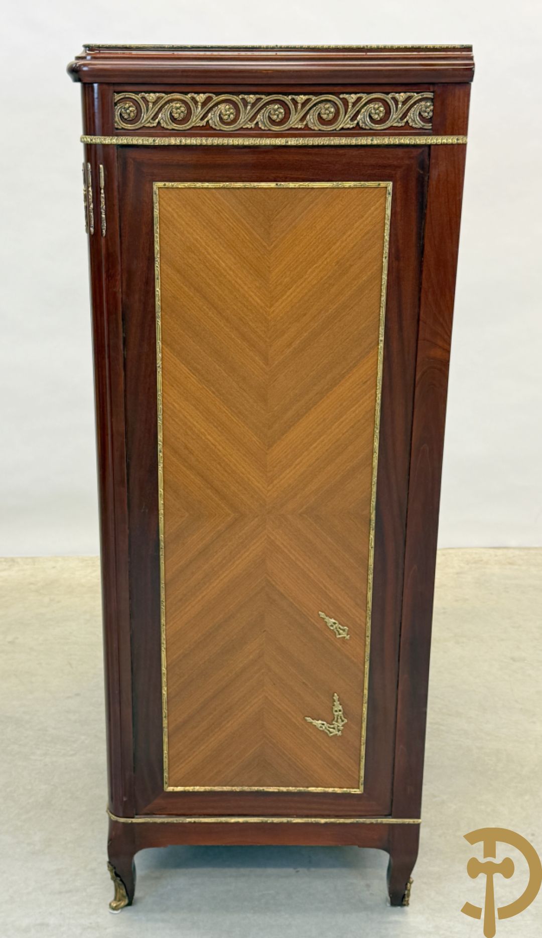 Notelaren tweedeurskast met bronsbeslag