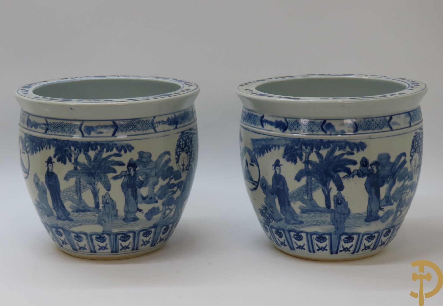 Paar Chinese porseleinen cachepots met blauw/wit decor van dames in landschap