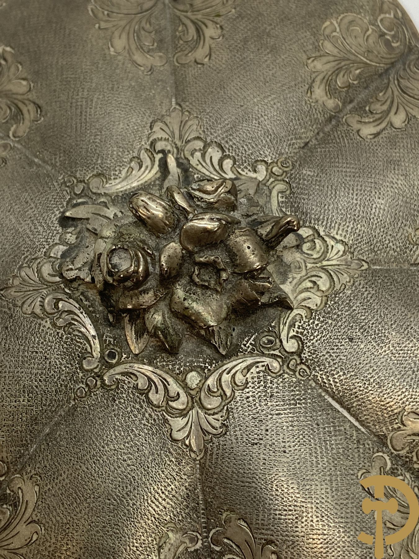 Massief zilveren dekseldoos met bloemenknop bovenaan en rocailles, onderaan gemerkt 800