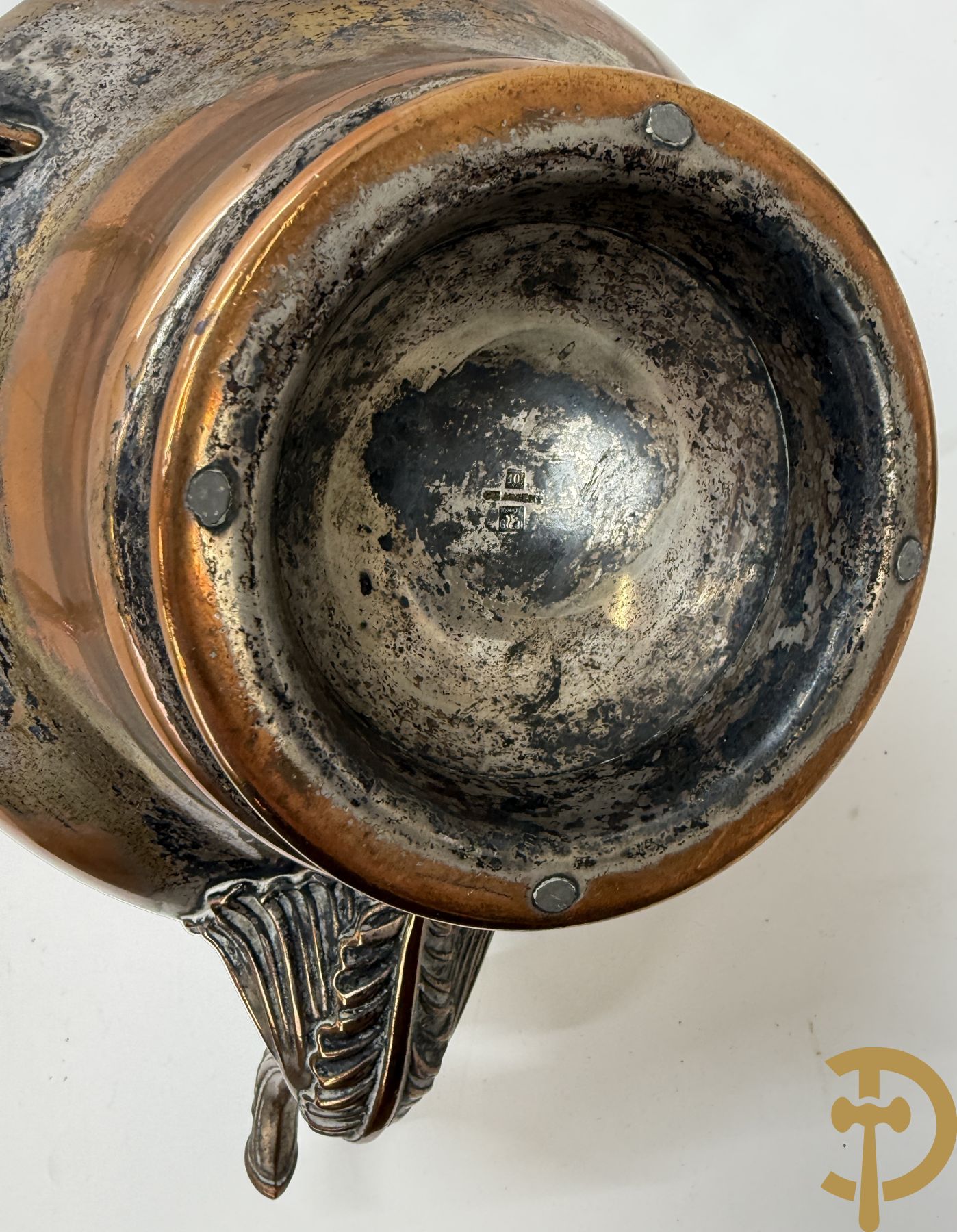 Twee decanteurs + olie- en azijnstel + 2 schenkkannen + twee-orig dekselpotje