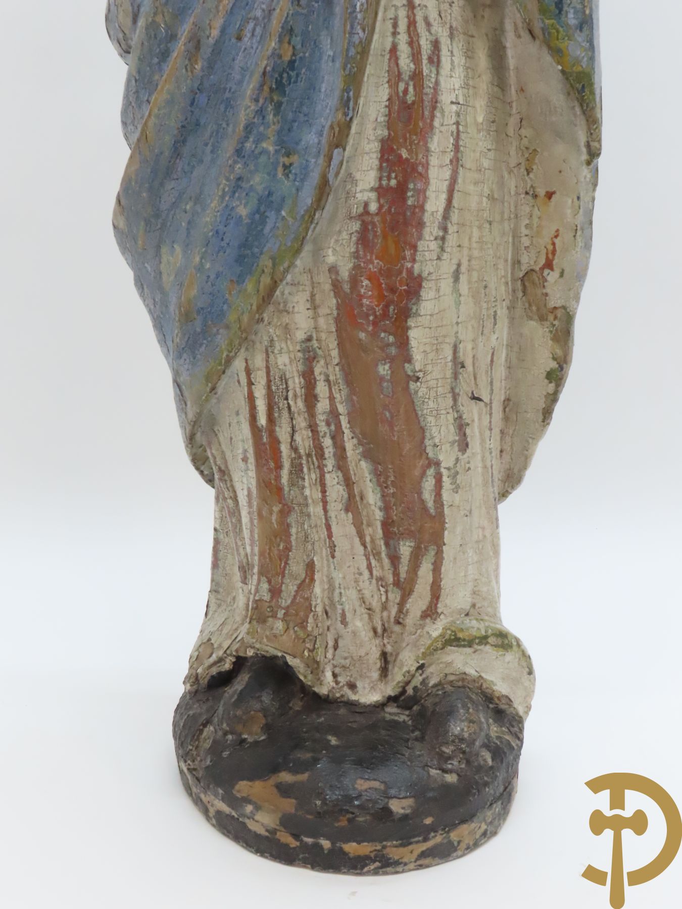 Europese houtsculptuur van staande Madonna met polychromieresten, 18e