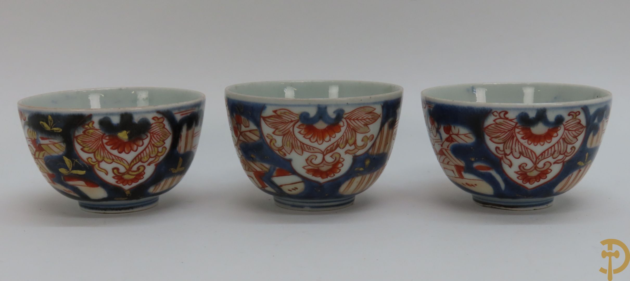 Japanse Imari olie- en azijnfles + 5 Imari kopjes en 3 schoteltjes + Kendi