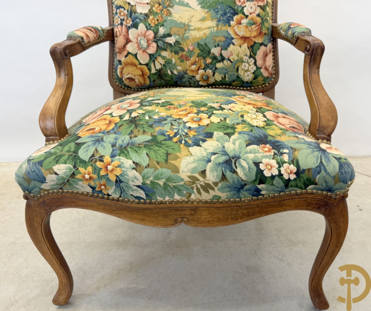 Vier notelaren armzetels bekleed met bloemenstof, met gezwaaide armleuningen op voluutvormige poten + bijhorend voetbankje