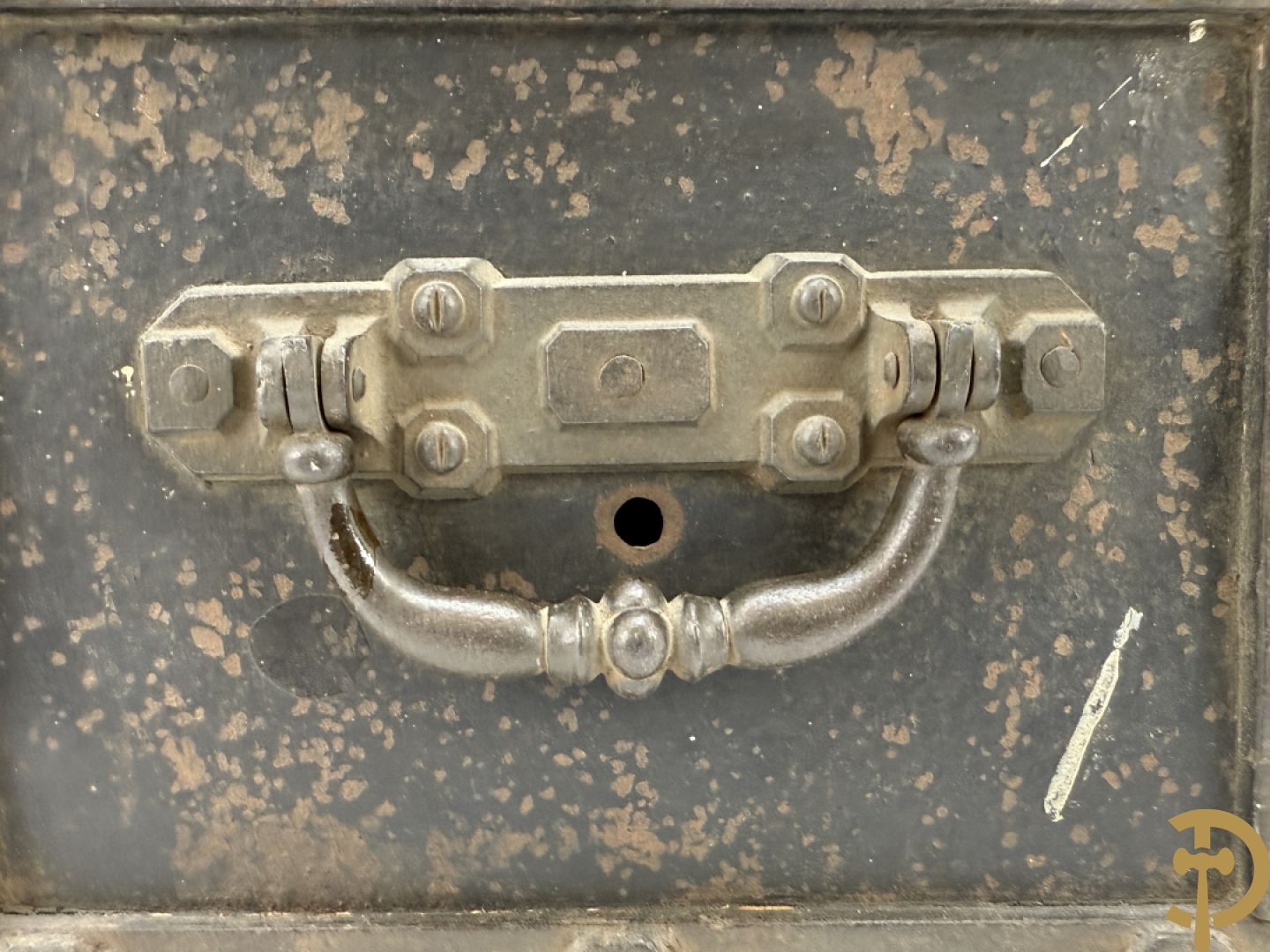 Gietijzeren brandkoffertje met 2 handvaten Incombustible Bauche à Gueux (Marnes) met sleutel