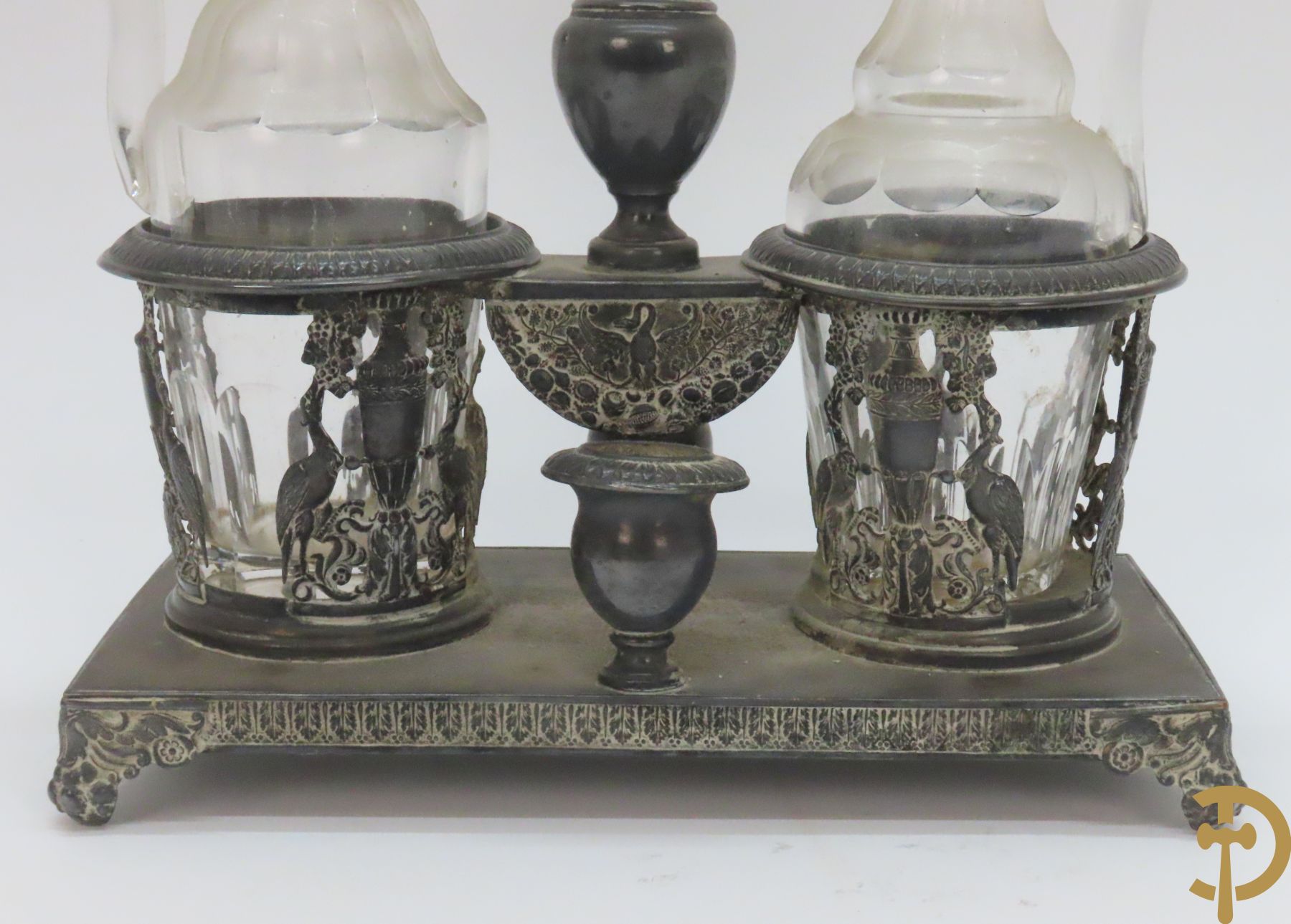 Twee decanteurs + olie- en azijnstel + 2 schenkkannen + twee-orig dekselpotje