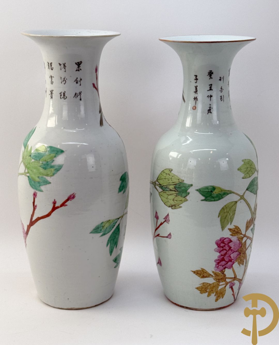 Paar Chinese porseleinen vazen met bloemen- en vogeldecor, achteraan getekend