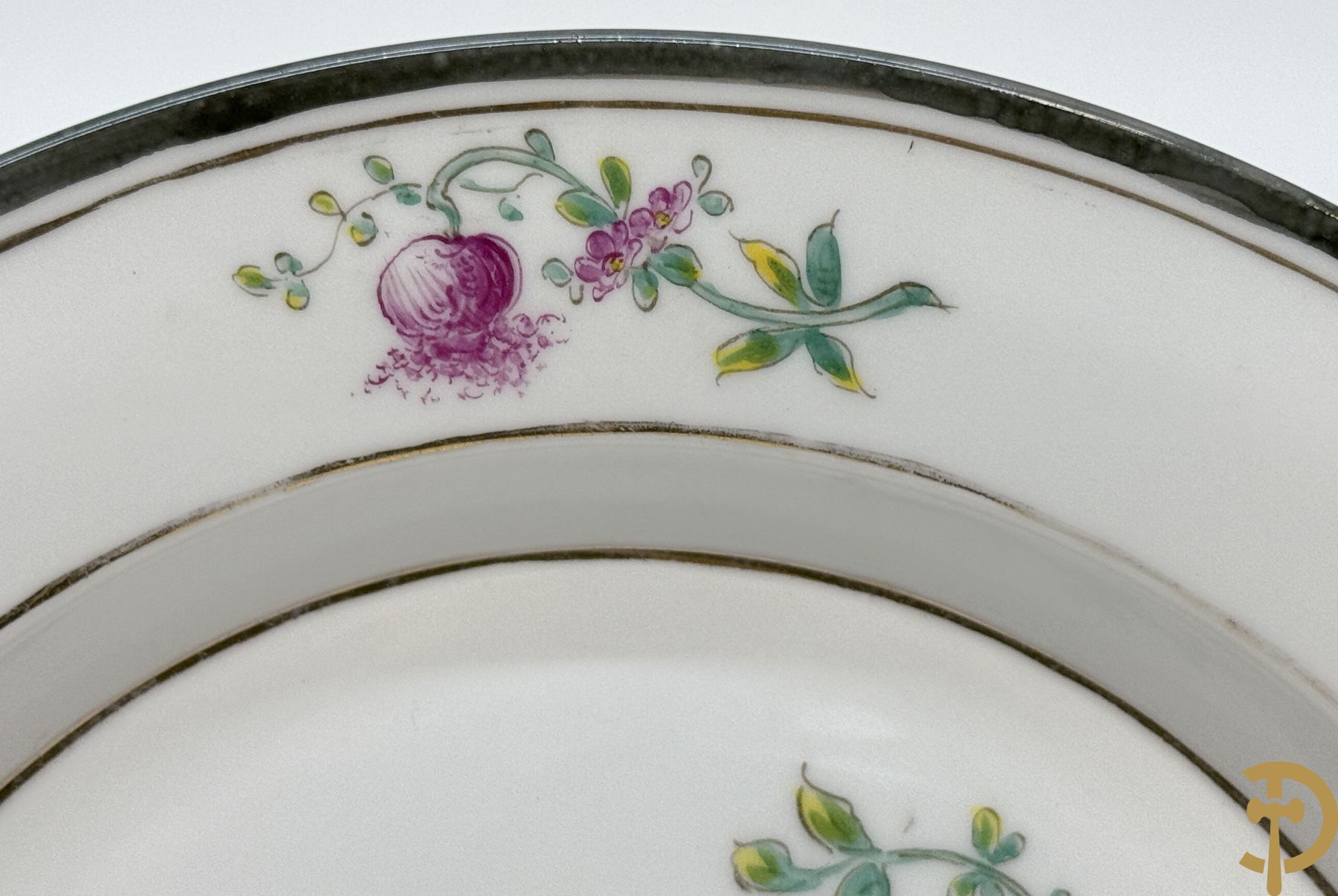 Paar handgekleurde Franse porseleinen borden met vogeldecor, 19e