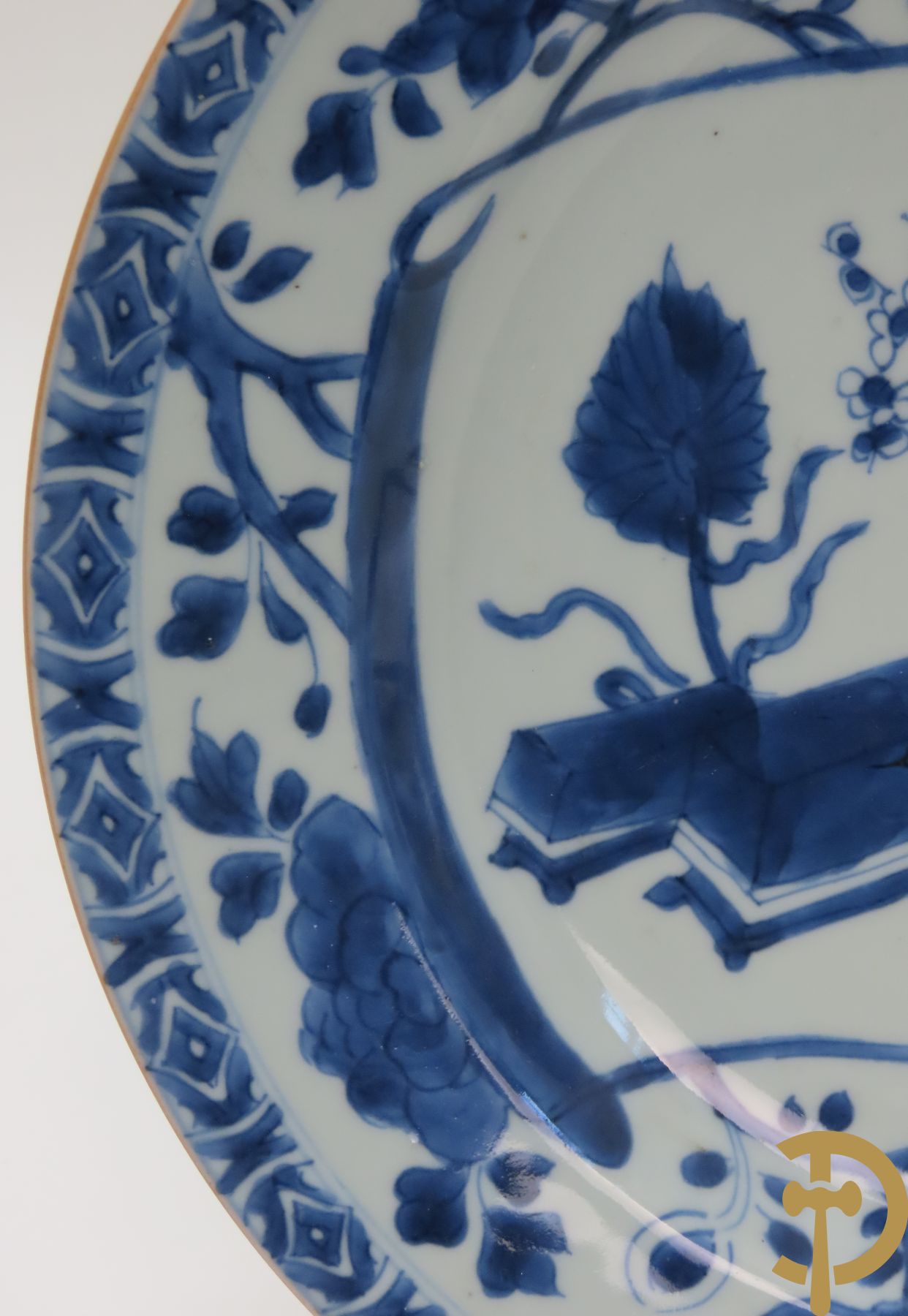 Drie Chinese porseleinen borden met landschaps- en vazendecor, 17e