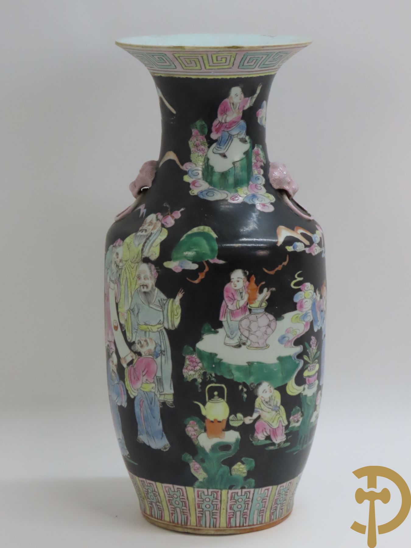 Chinese porseleinen vaas met geanimeerd decor op zwarte fond + Chinese porseleinen vaas met krijgerdecor + Chinese porseleinen vaas met landschaps- en natuurdecor