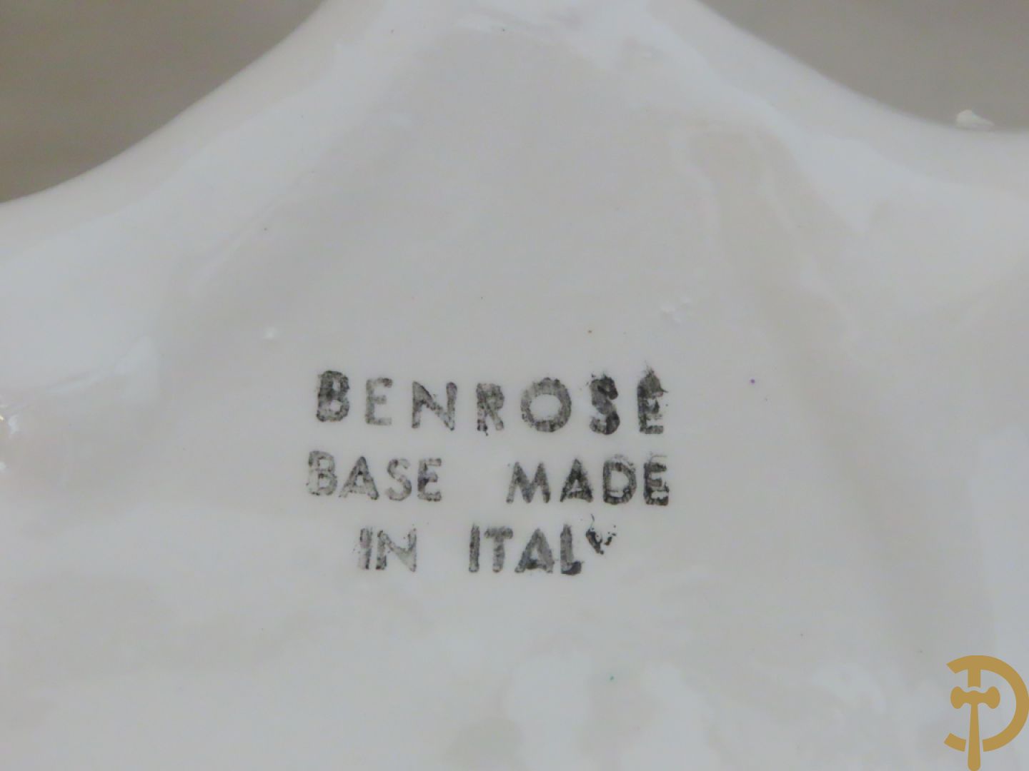 Twee Italiaanse beelden van oosterse dame met bloemen, getekend achteraan Polouioto en oosterse man met snaarinstrument in meerkleurige faience