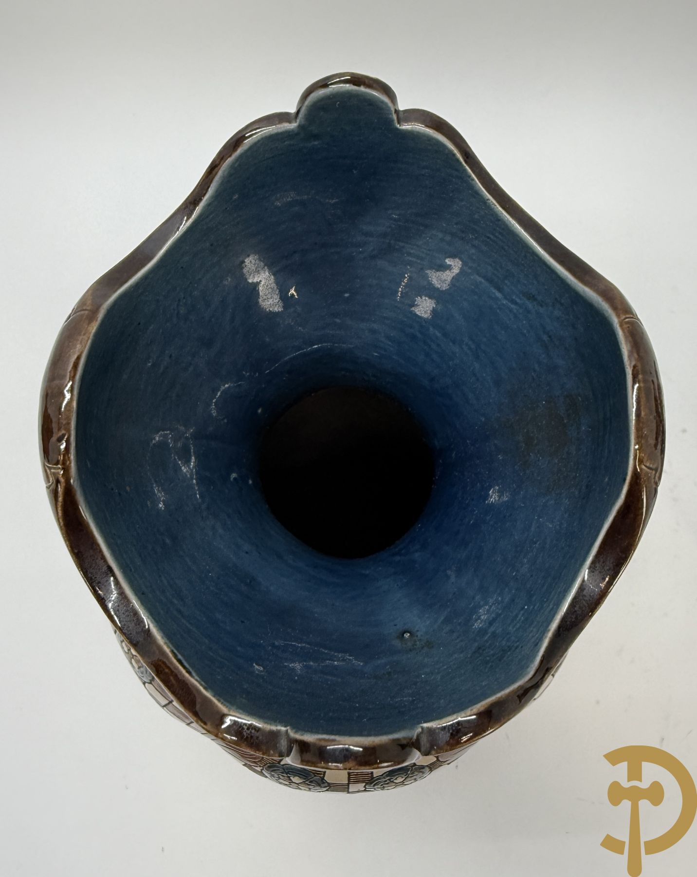 Paar meerkleurige vazen in Oostenrijkse faience met bloemendecor op koperen voet, Gerbing & Stephan, begin 1900