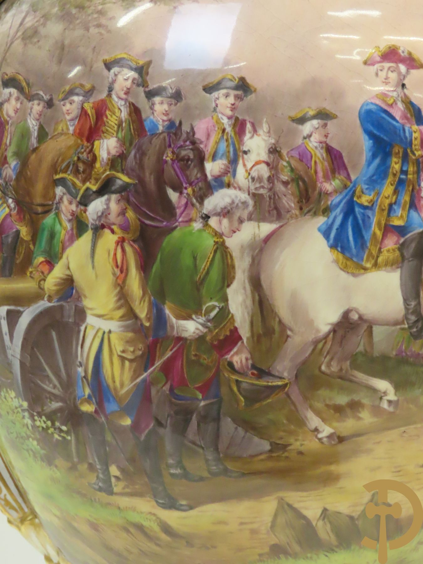 Grote porseleinen Sèvres vaas met dubbel decor van cavalerie, slagveldtaferelen en zicht op kasteel, DESPREZ H. getekend in het decor - bovenaan met verguld decor en zijdelings met bronzen oren en accanthusranken - deksel met Sèvres merkteken - op vierkante bronzen sokkel met klauwepoten