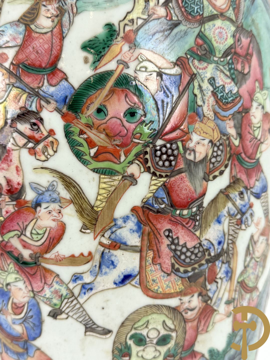 Chinese porseleinen vaas met geanimeerd krijgerdecor en vogeltaferelen