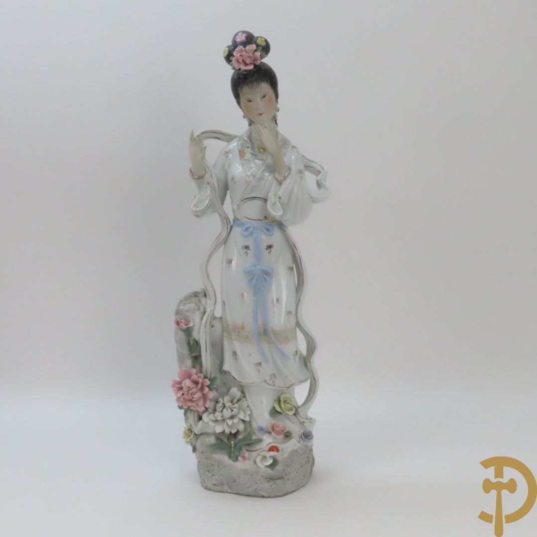 Chinese porseleinen geisha dame tussen de bloemen