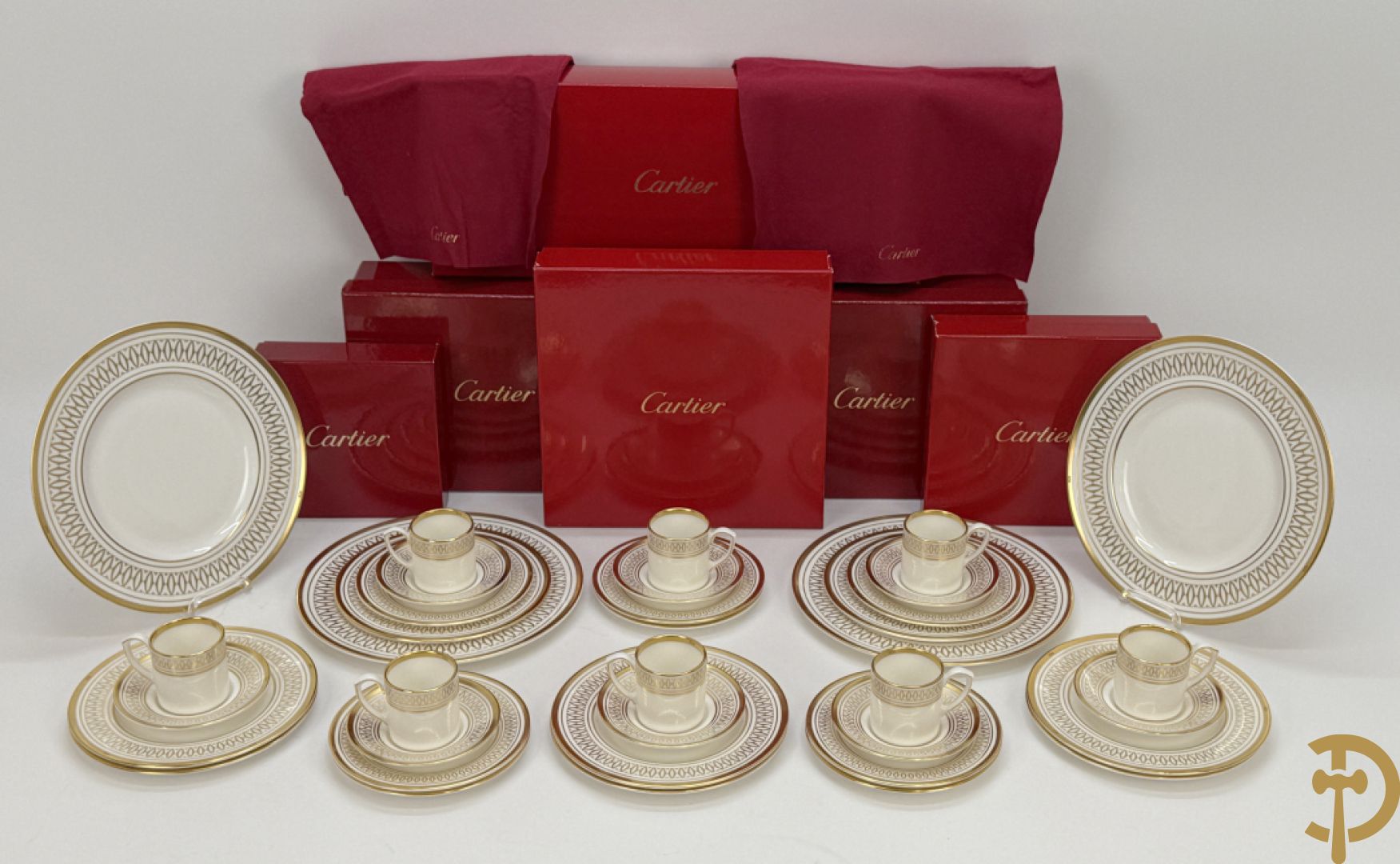 Porseleinen servies Cartier met vergulde rand bestaande uit 4 grote borden, 8 dessert bordjes, 8 koffie kopjes en schoteltjes en 8 kleine bordjes, La Maison Des Must