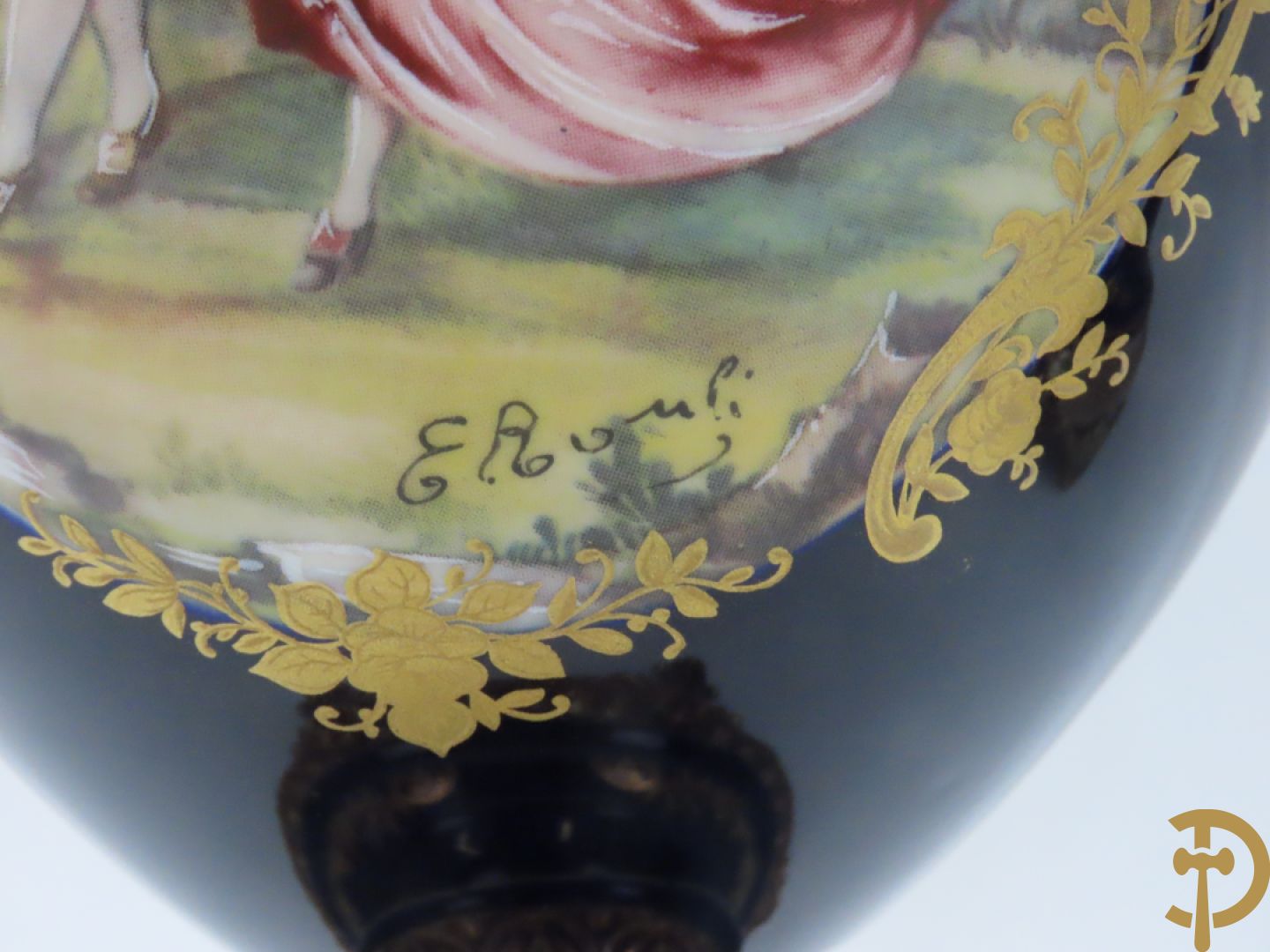 Twee porseleinen Stijl Sèvres cassolettes + dekselpotiche met bloemendecor + vijfarmige kandelaar Sèvres stijl, ACF