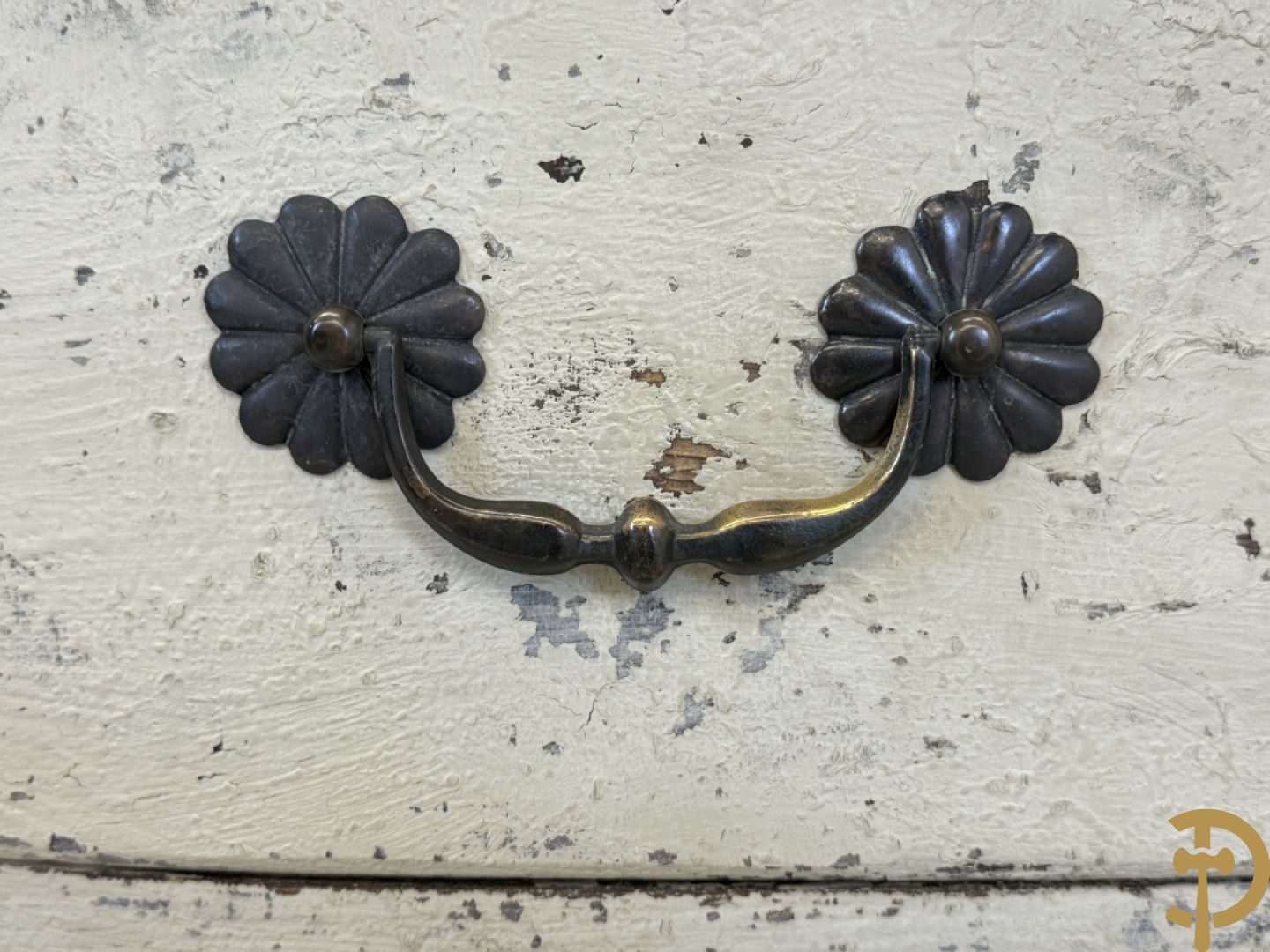 Gepatineerde 3 laden commode met bronzen trekkers en sleutelplaten