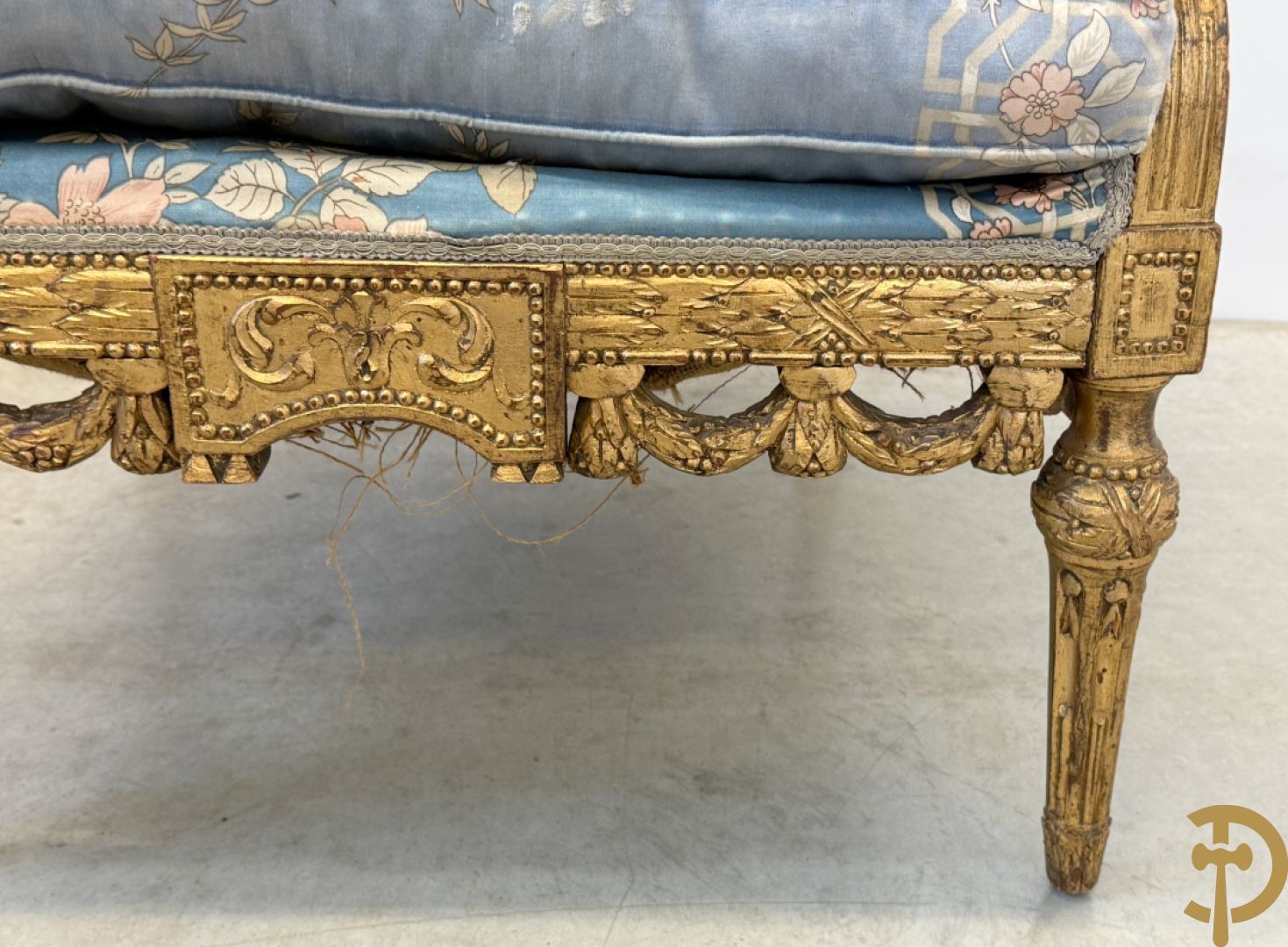 Twee vergulde bergères met gesculpteerde accanthusranken en guirlandes