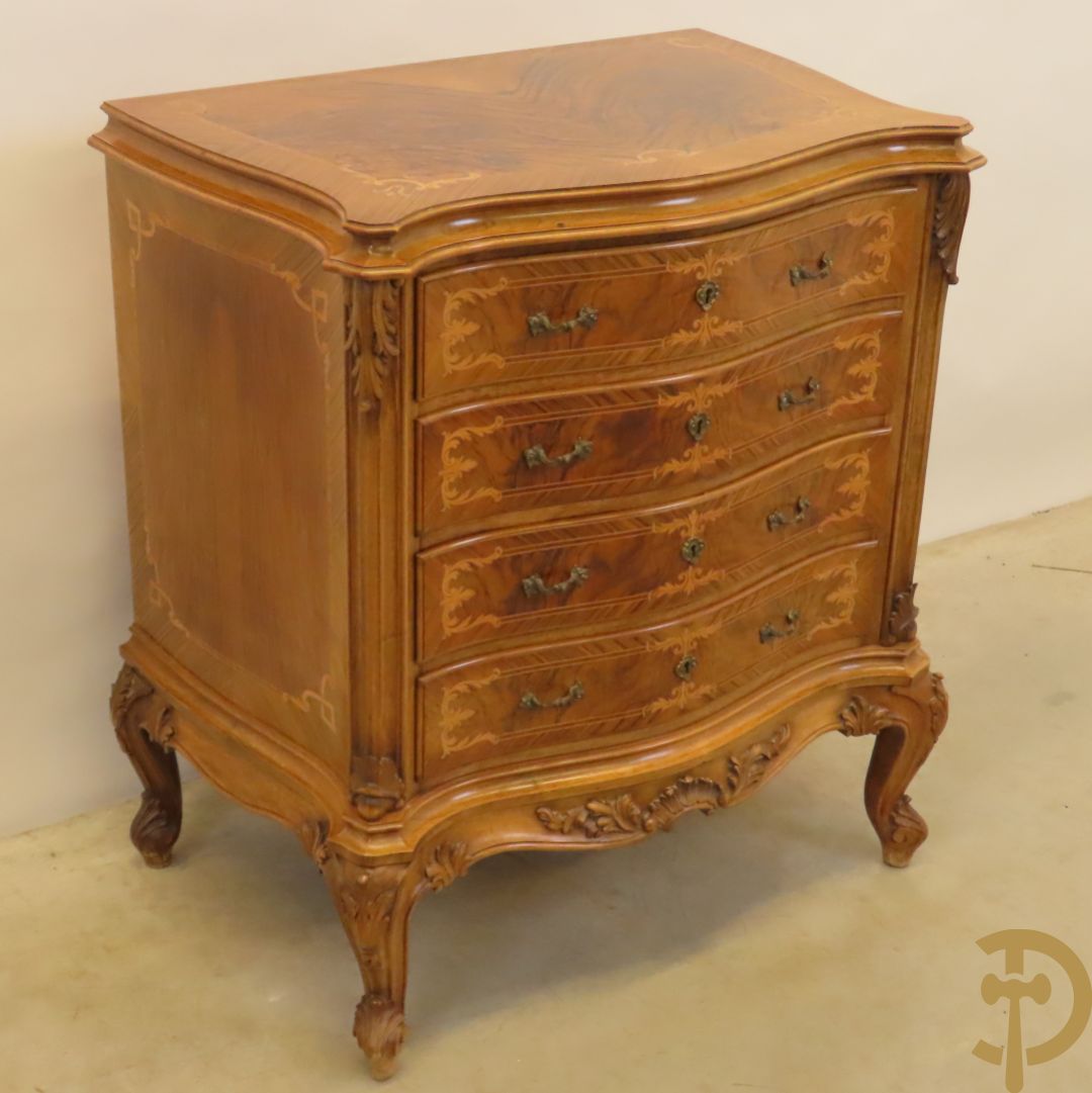 Notelaren vierladen commode met accanthusranken op voluutvormige poten