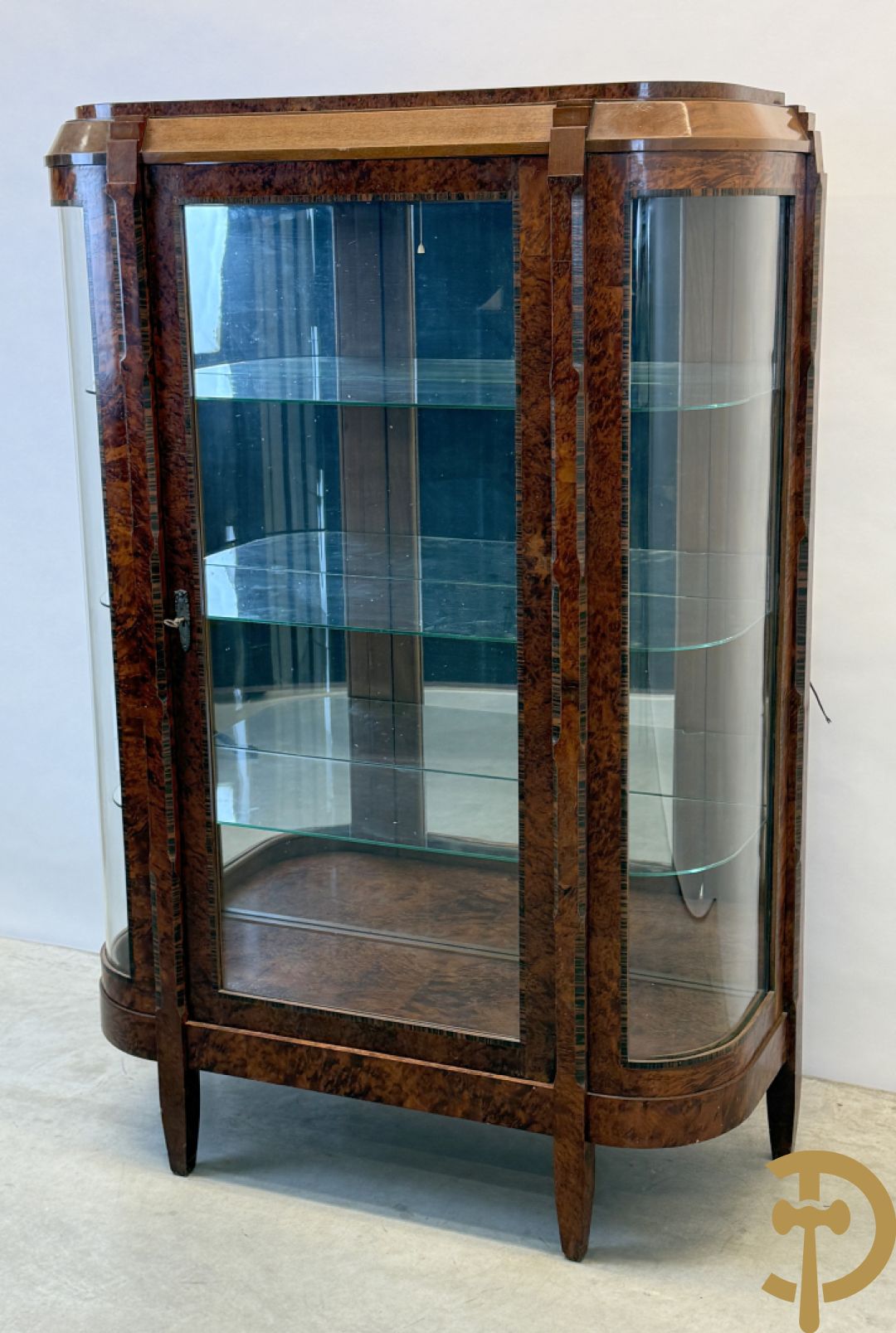 Wortelnotehouten vitrine met afgeronde zijkanten en inleg van palissander