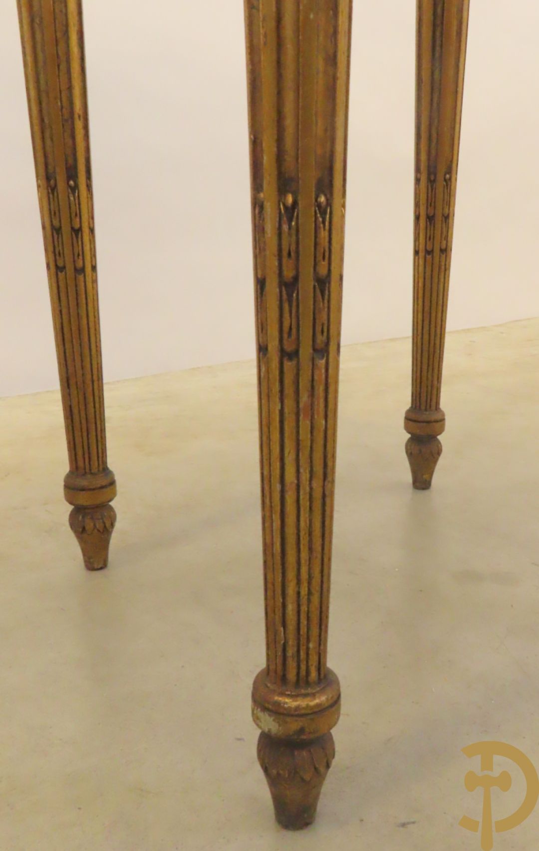 Vergulde bijzettafel met marmeren blad op 4 gecanneleerde poten