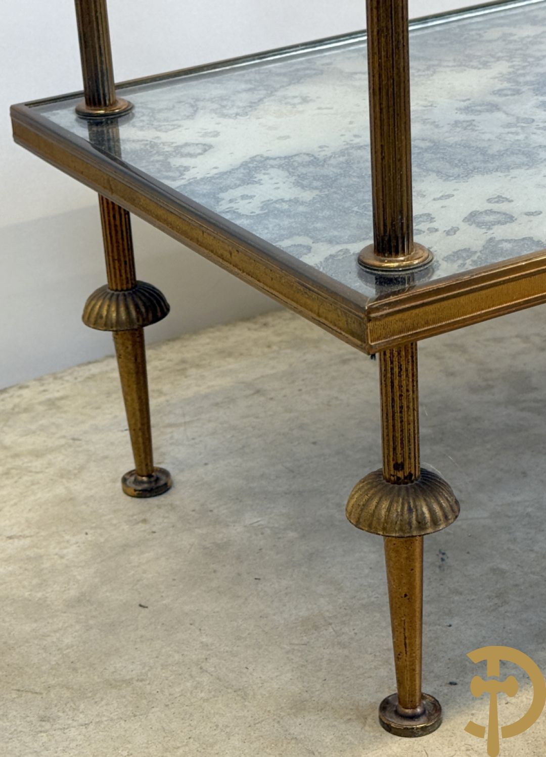 Paar koperen bout de canapé bijzettafels + koperen étagèretafel met gefumeerd glas