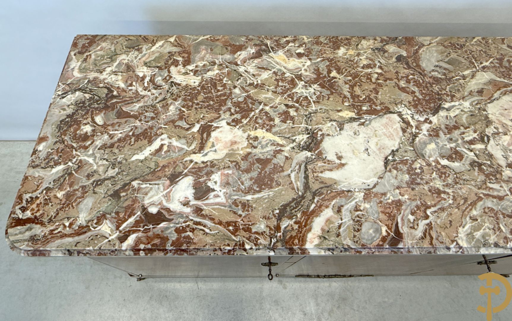 Notelaren driedeursdressoir met marmeren blad  bronzen sabots op de poten